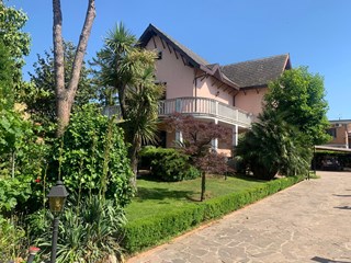 Villa in Vendita a Marino, zona Marino, 670'000€, 450 m²