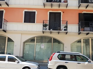 Immobile commerciale in Affitto a Marcianise, zona Marcianise, 1'300€, 180 m²