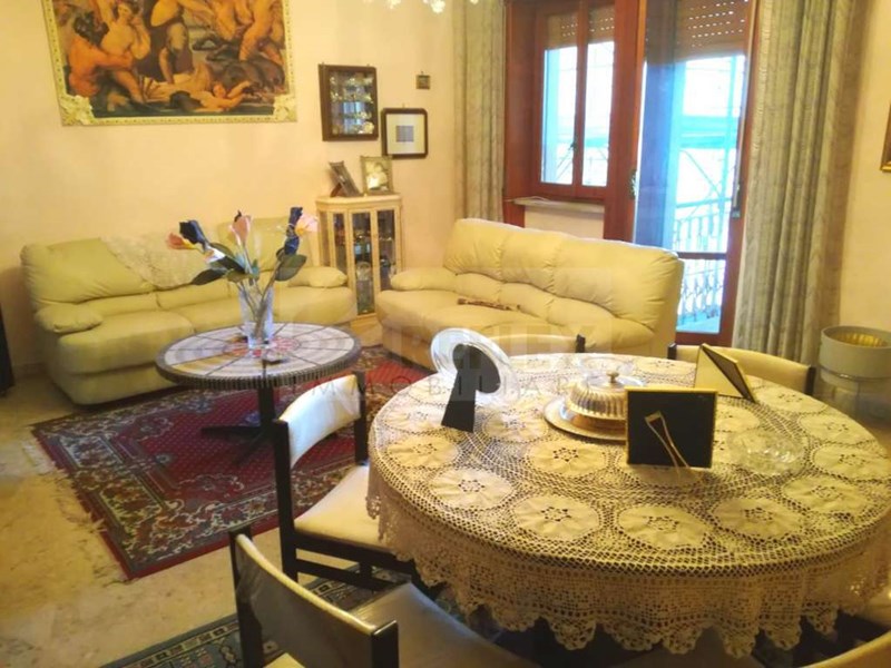 Trilocale in Vendita a Avellino, zona Via Morelli e Silvati, 135'000€, 110 m²