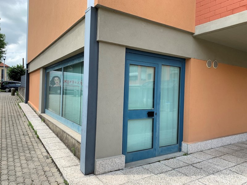 Negozio in Vendita a Pero, zona Centrale , 100'000€, 200 m²