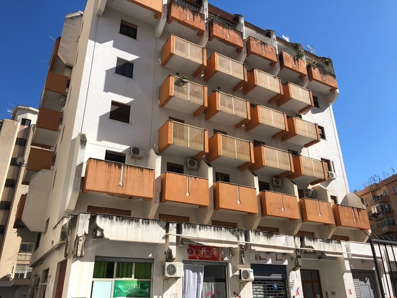 Ufficio in Vendita a Palermo, zona de gasperi, 70'000€, 60 m²