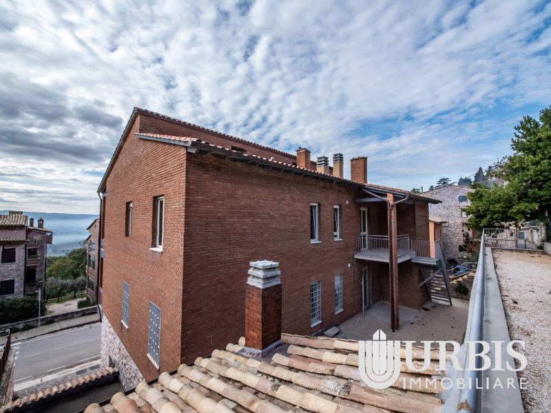 Appartamento in Vendita a Assisi, zona Via Madonna dell'Olivo , 160 m²