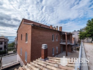 Appartamento in Vendita a Assisi, zona Via Madonna dell'Olivo , 160 m²