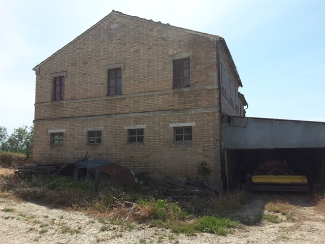 Casa Indipendente in Vendita a Carassai, 280'000€, 255 m², con Box