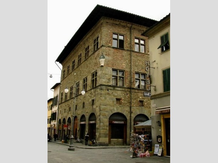 Ufficio in Affitto a Pistoia, zona Centrale, 1'200€, 140 m²