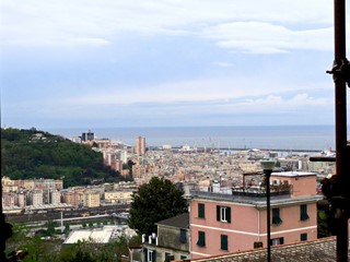 Appartamento in Vendita a Genova, zona Coronata, 78'000€, 100 m²