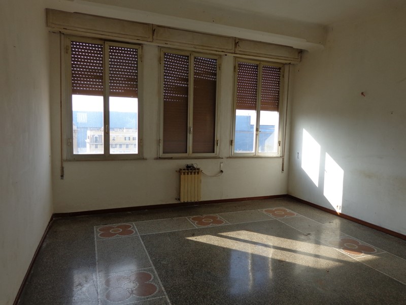 Appartamento in Vendita a Genova, zona Cornigliano, 90'000€, 145 m²