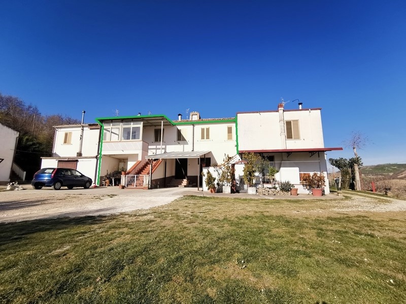 Casa Semi Indipendente in Vendita a Penne, 90'000&euro;, 254 m²