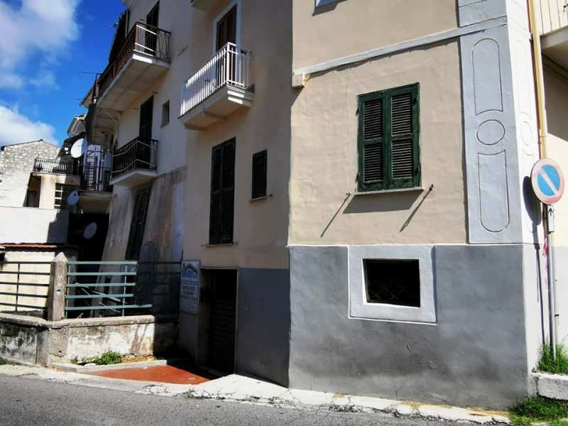 Immobile commerciale in Vendita a Roccasecca, zona via Rampa, 15'000€, 40 m²