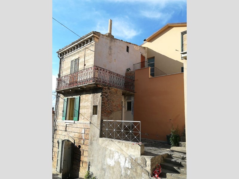 Casa Indipendente in Vendita a Casoli, zona Via Garibaldi 89, 34'000€, 100 m²