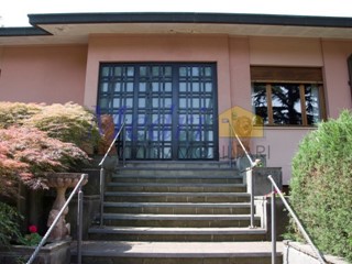 Villa in Vendita a Cesena, zona Monte, 350 m²