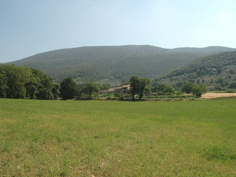 Casale in Vendita a Massa Martana, zona Colpetrazzo, 95'000€, 500 m²