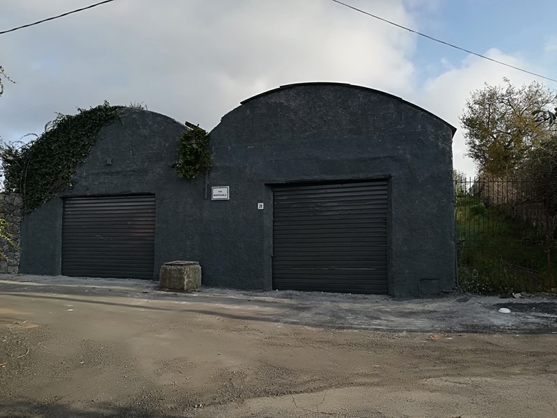 Capannone in Vendita a San Giovanni la Punta, zona I Portali, 150'000€, 1050 m²