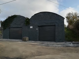 Capannone in Vendita a San Giovanni la Punta, zona I Portali, 150'000€, 1050 m²