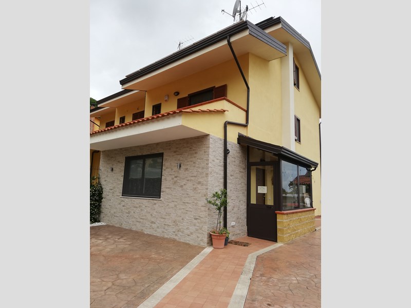 Villetta a schiera in Vendita a Aprigliano, 180'000€, 180 m²
