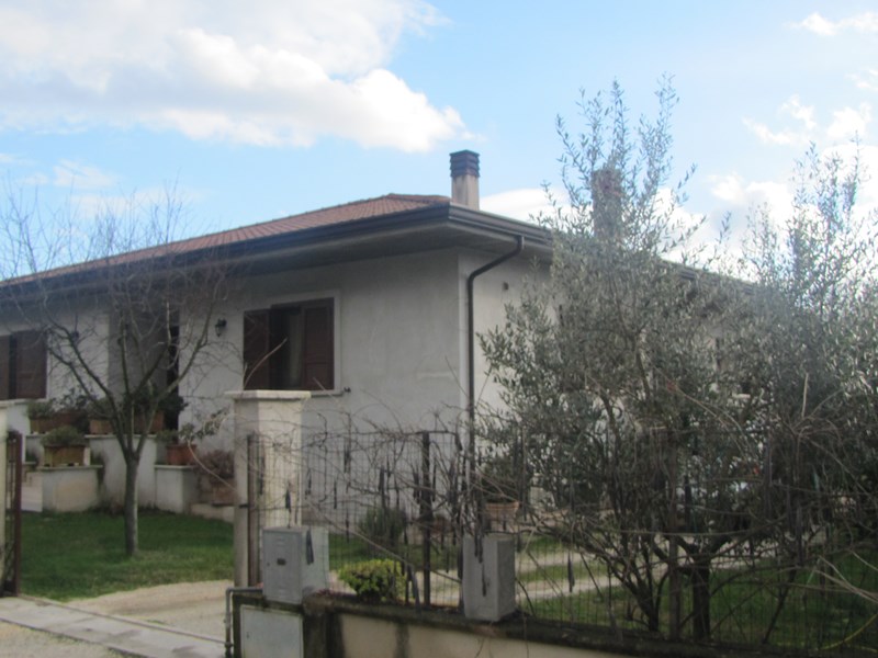Villa in Vendita a Roccasecca, zona via Campania, 340'000€, 320 m²
