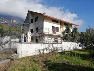 Villa bifamiliare in Vendita a San Lorenzello, zona periferica, 134'300€, 350 m²