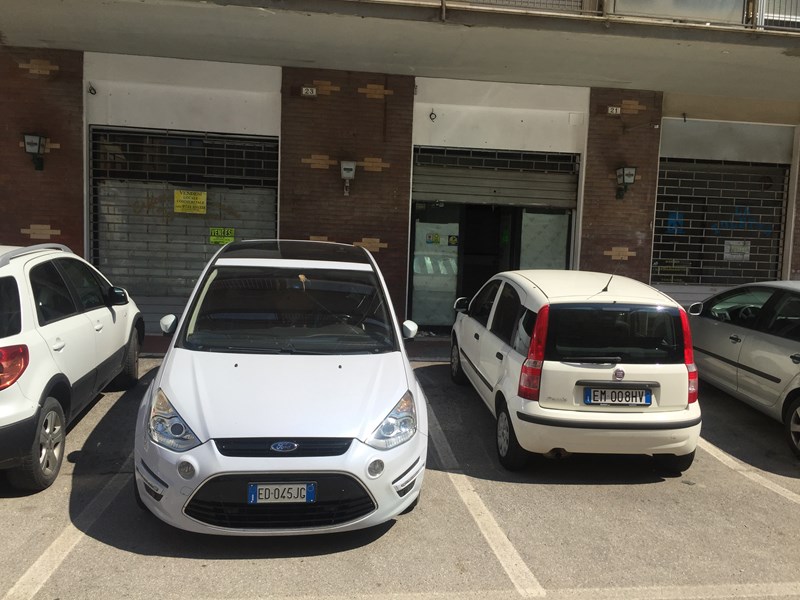 Negozio in Vendita a Macerata, zona Via Cassiano da Fabbriano , 130'000&euro;, 220 m²