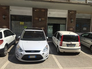 Negozio in Vendita a Macerata, zona Via Cassiano da Fabbriano , 130'000&euro;, 220 m²