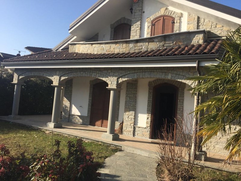 Villa in Affitto a Torino, zona REANO , 1'000€, 320 m², con Box