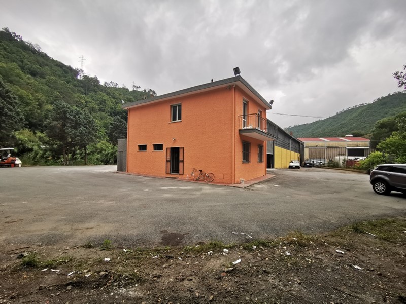 Capannone in Vendita a Albisola Superiore, 190'000€, 180 m²