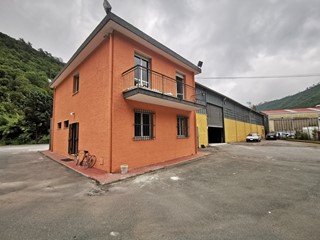 Capannone in Vendita a Albisola Superiore, 190'000€, 180 m²
