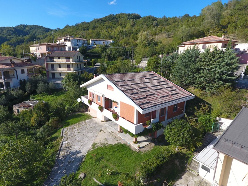 Casa Indipendente in Vendita a Farindola, 130'000€, 311 m², arredato