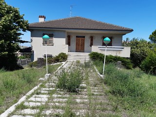Villa in Vendita a Colonnella, zona Contrada Giardino, 240'000€, 300 m²
