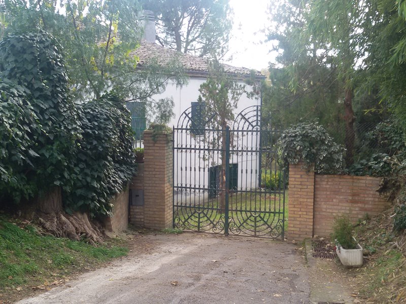 Villa in Vendita a Ari, zona panoramica, 170'000€, 670 m², arredato
