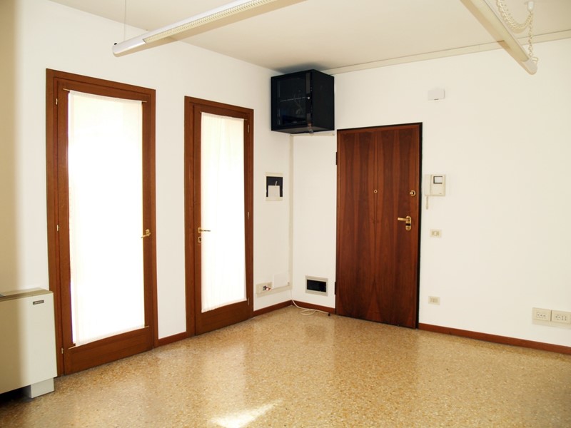 Ufficio in Affitto a Arzignano, 600€, 65 m²