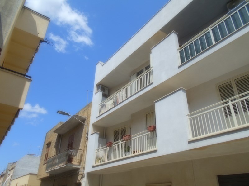 Appartamento in Vendita a Castelvetrano, zona in via Pietro Luna, 90'000€, 120 m², con Box