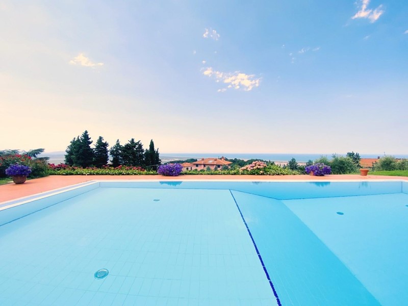 Villa in Vendita a Massarosa, zona Corsanico, 2'200'000€, 200 m²