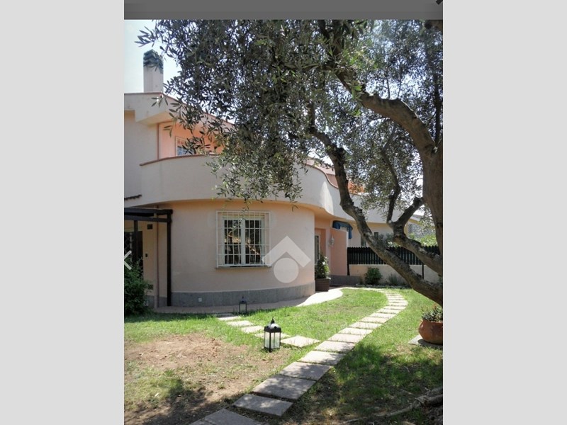 Villa in Affitto a Viterbo, 3'200€, arredato