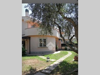 Villa in Affitto a Viterbo, 3'200€, arredato