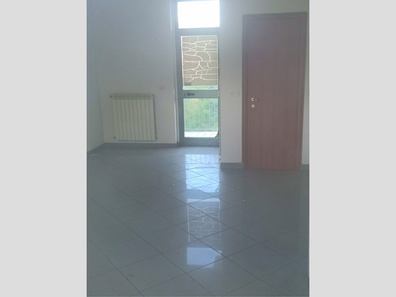 Immobile commerciale in Affitto a Penne, zona Via N. Fonticoli, 300&euro;, 30 m², con Box