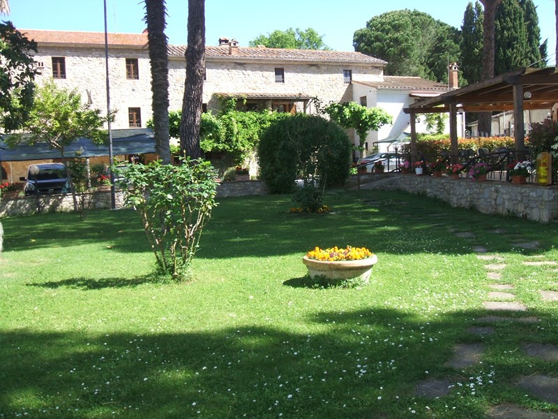 Rustico in Vendita a Passignano sul Trasimeno, 1'950'000€, 2500 m²