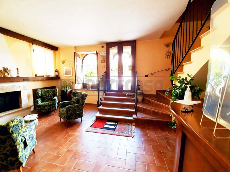 Attività commerciale in Vendita a Campo di Giove, 600 m², arredato