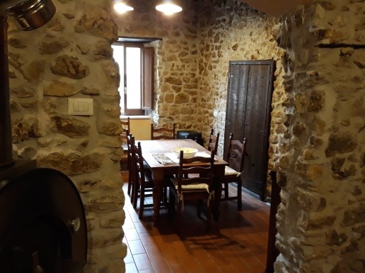 Rustico in Affitto a Bassiano, 420€, 58 m², arredato