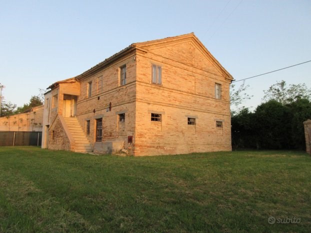 Rustico in Vendita a Recanati, zona Santa Lucia , 180'000&euro;, 260 m²