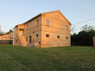 Rustico in Vendita a Recanati, zona Santa Lucia , 180'000&euro;, 260 m²
