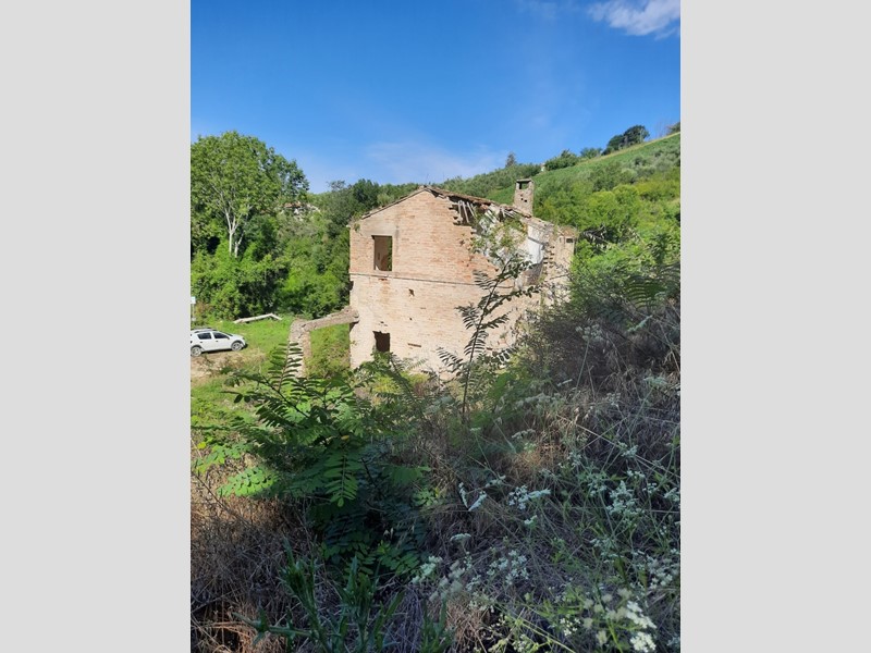 Casa Indipendente in Vendita a Carassai, 70'000€, 107 m²