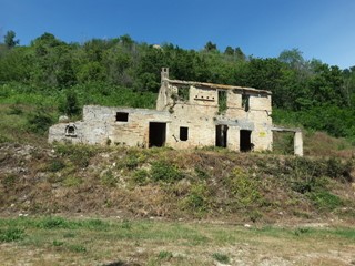 Casa Indipendente in Vendita a Carassai, 70'000€, 107 m²