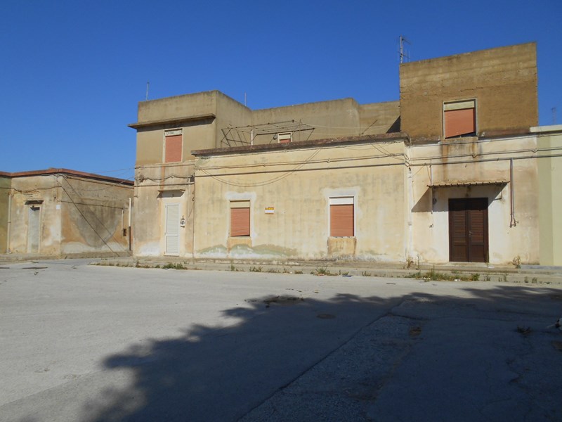 Appartamento in Vendita a Castelvetrano, zona Belvedere, 25'000&euro;, 300 m²