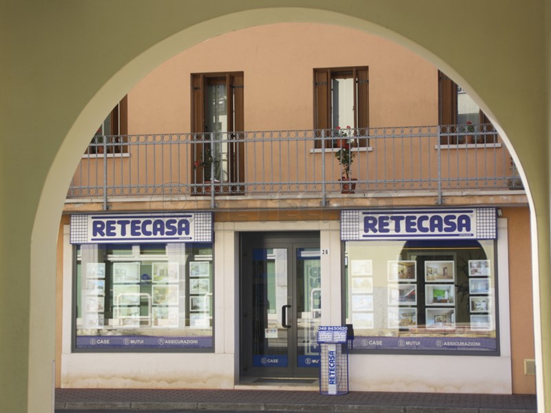 Immobile commerciale in Vendita a Carmignano di Brenta, zona Centro, 