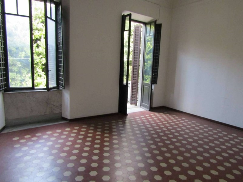 Appartamento in Vendita a Carrara, 198'000€, 210 m²