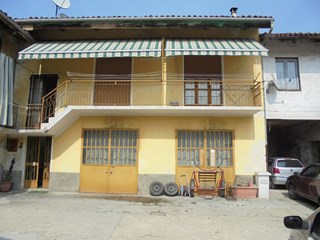 Casa di corte in Vendita a Vezza d'Alba, zona VICINANZE SCUOLE, 128'000€