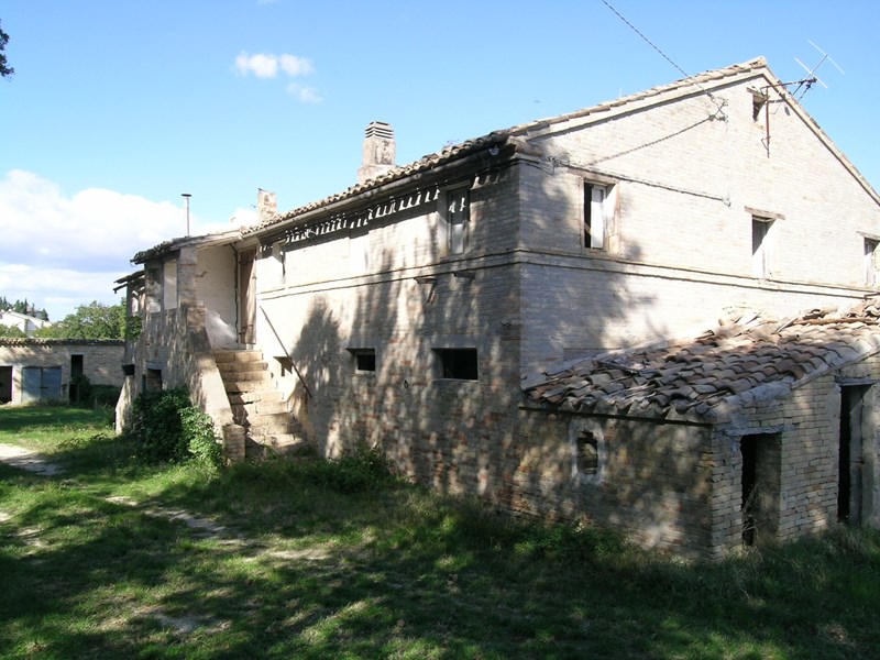 Rustico in Vendita a Montecassiano, 210'000&euro;, 500 m²