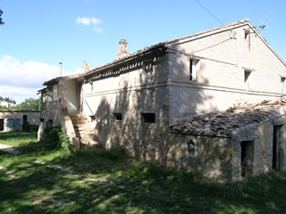 Rustico in Vendita a Montecassiano, 210'000&euro;, 500 m²