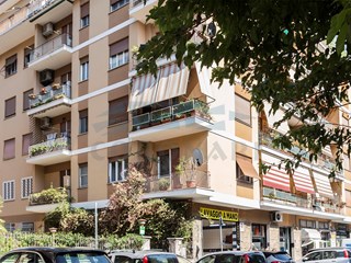 Quadrilocale in Vendita a Roma, zona marconi, 272'000€, 85 m²