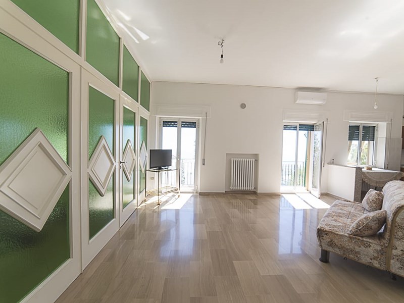 Trilocale in Vendita a Foggia, zona Rignano Garganico , 63'000&euro;, 65 m², con Box